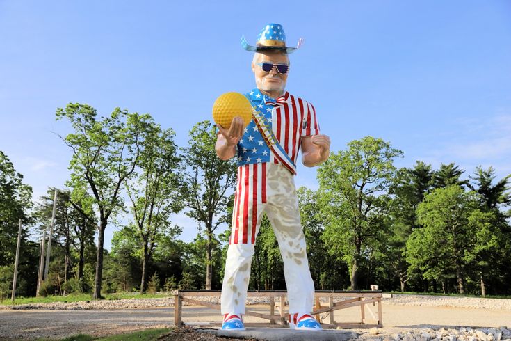 A Large Muffler Man of Louie Keen, Mayor of Uranus, Missouri